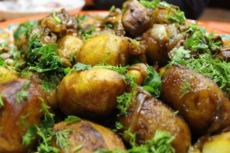 Patatas en caldero sobre brasas