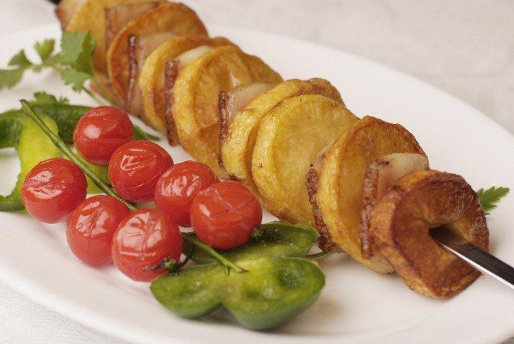 Patatas con tocino en brochetas