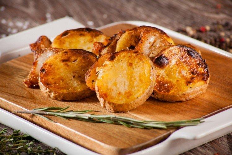 Patatas en crema agria, asadas a la parrilla