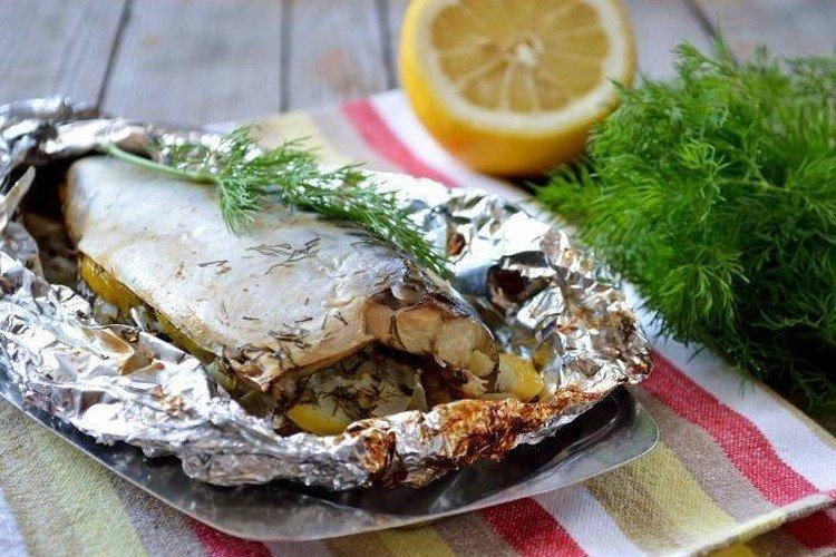 Makrele in Folie, auf dem Grill gebacken