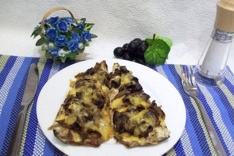 Makrele mit Pilzen und Käse, auf dem Grill gebacken