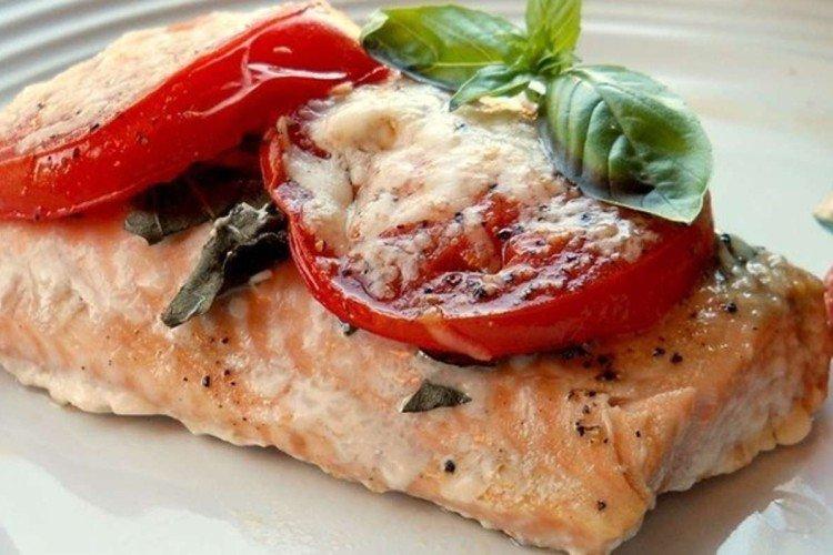 Filetes de trucha con tomates, horneados