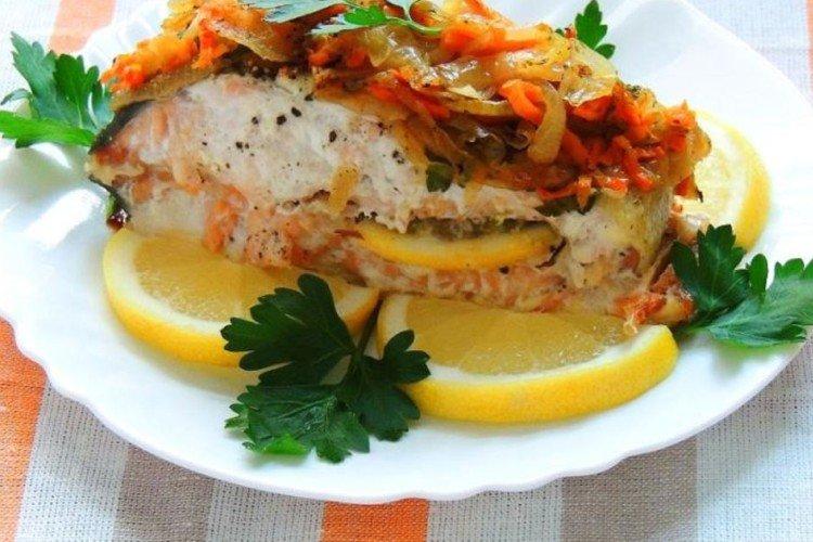 Filetes de trucha con cebolla y zanahoria