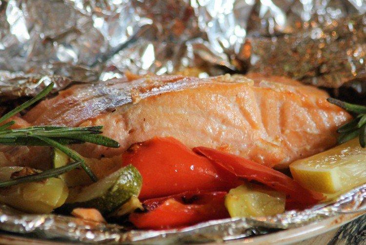 Filetes de trucha horneados con verduras