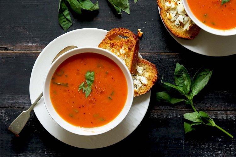 Tomatensuppe mit Basilikum