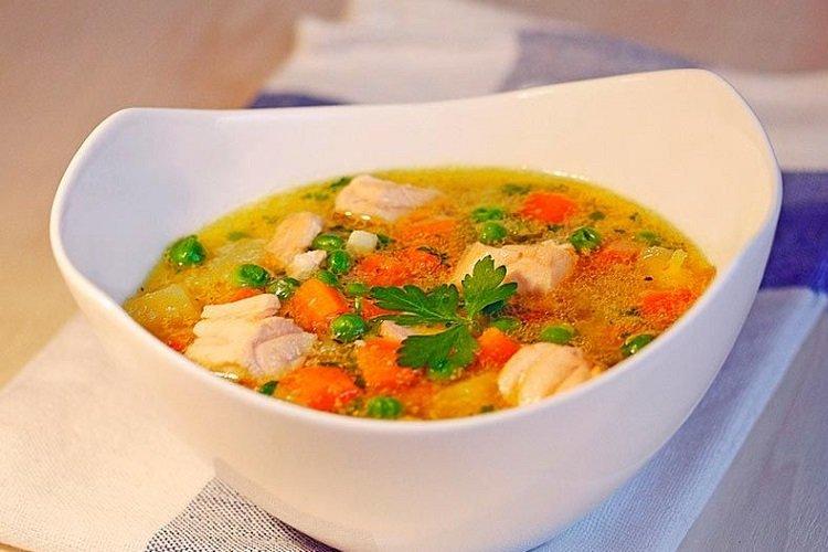 Suppe mit Schweinefleisch und Gemüse