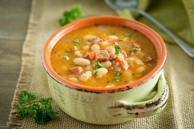 Suppe mit Bohnen und Wurst