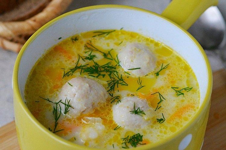 Käsesuppe mit Frikadellen und Reis
