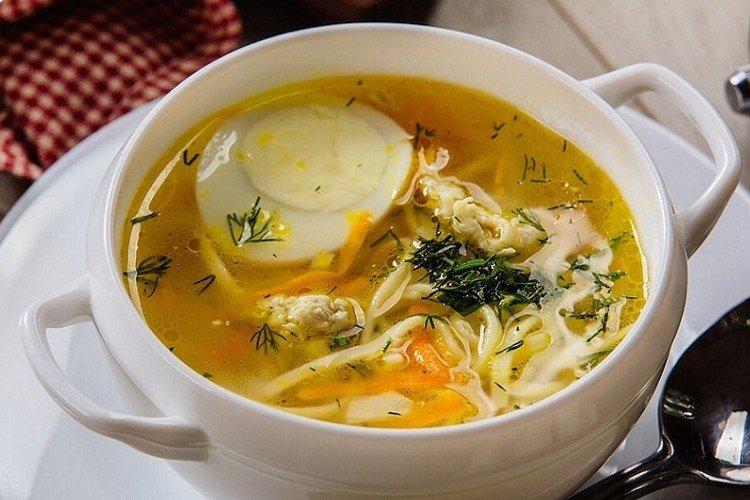 Suppe mit Eiernudeln
