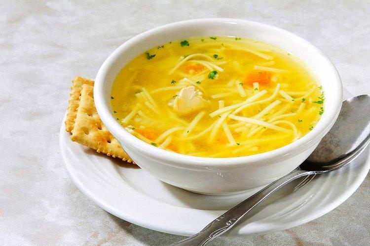 Hühnersuppe mit Fadennudeln
