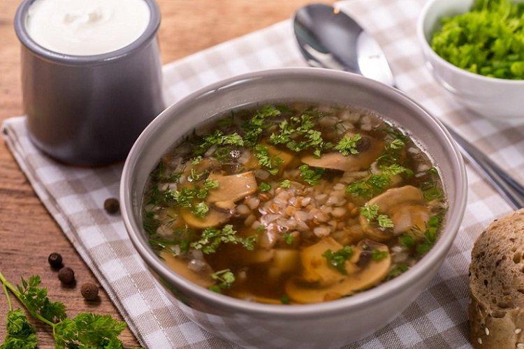 Pilzsuppe mit Buchweizen