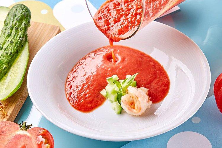 Gazpacho con hígado de bacalao y gambas