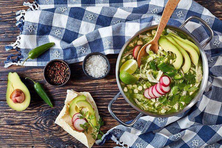 Sopa fría de verduras con aguacate