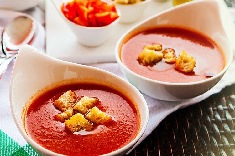 Gazpacho con pesto y cilantro