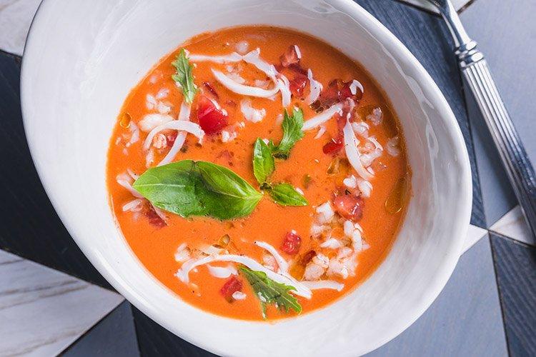 Gazpacho con queso stracciatella