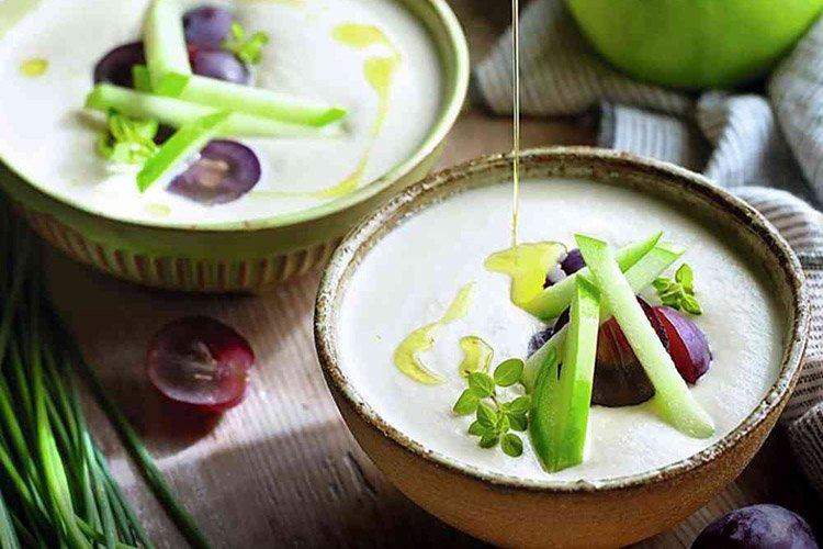 Crema fría de almendras y ajo