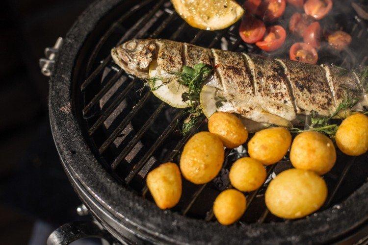 Forelle mit Kartoffeln vom Grill