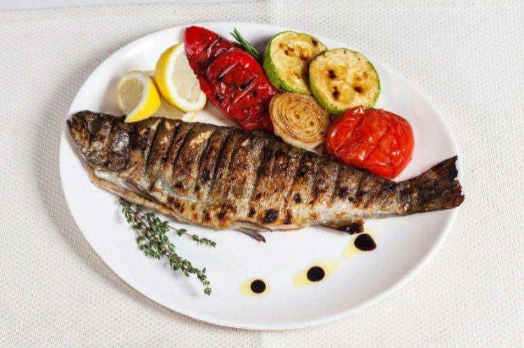 Forelle mit Gemüse vom Grill