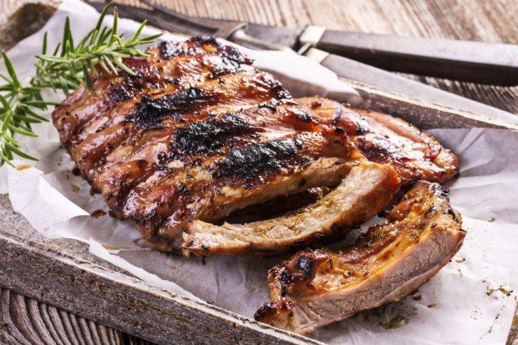 Costillas de cerdo en papel de aluminio