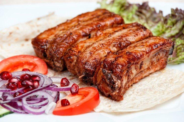 Costillas de cerdo en adobo de ajo y limón