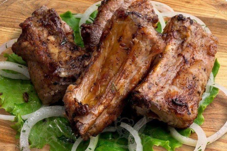 Costillas de cerdo con cebolla a la parrilla