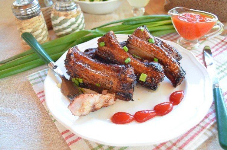 Costillas de cerdo con mayonesa y kétchup