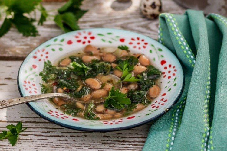 Brennnesselsuppe mit Bohnen