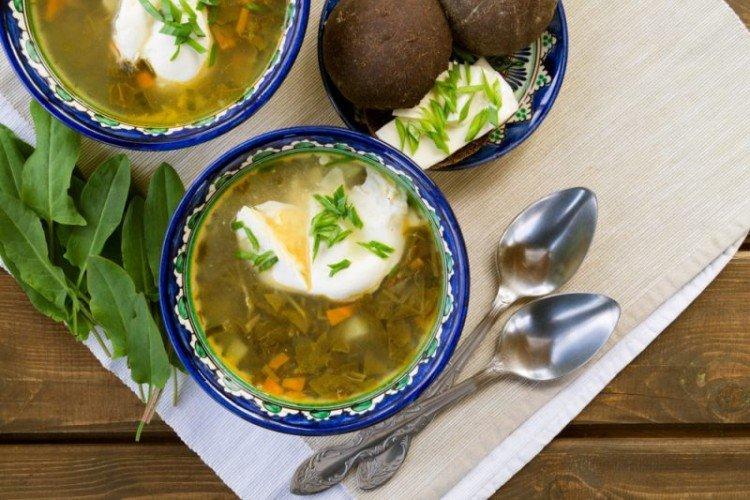 Suppe mit Brennnesseln, Sauerampfer und Bärlauch