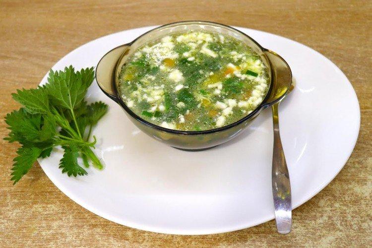 Brennnesselsuppe mit Ei
