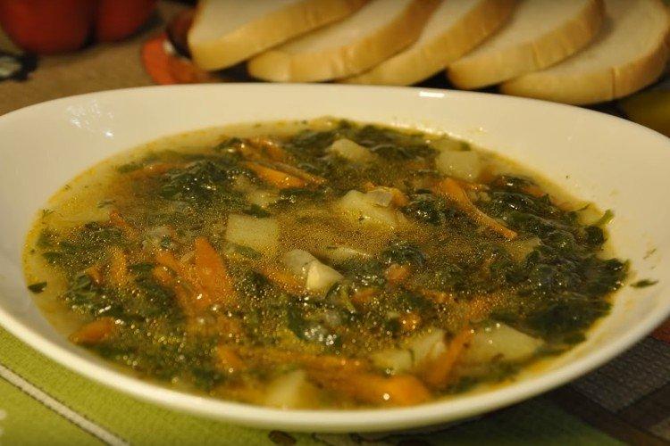 Brennnesselsuppe mit Klößchen und Tomaten