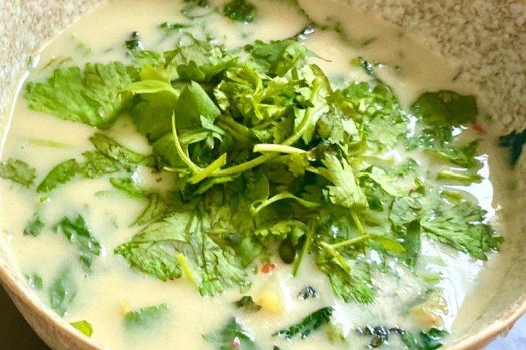 Suppe mit Brennnesseln und Milch