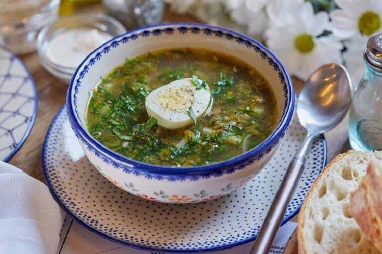Brennnesselsuppe mit Rindfleisch und Kohl