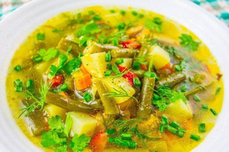 Suppe mit Reis, Brennnesseln und grünen Bohnen