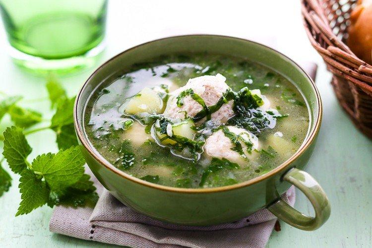 Brennnesselsuppe mit Frikadellen und Spinat