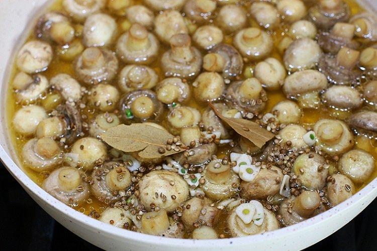 Korean-Style Champignon Mushrooms in 15 Minutes