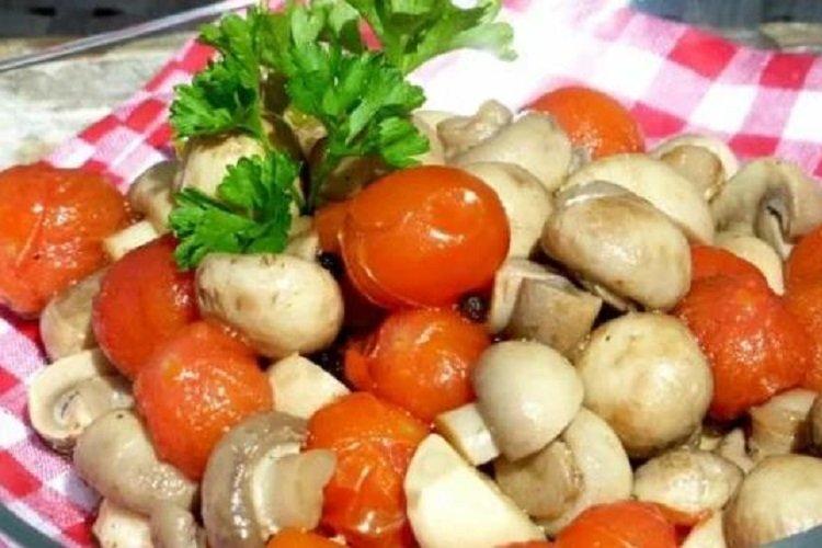 Korean-Style Champignon Mushrooms with Tomatoes