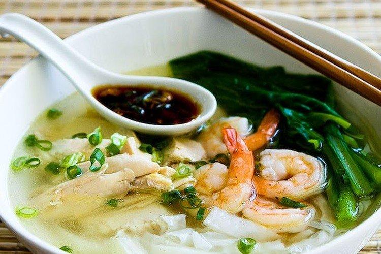Sopa de pollo con fideos y mariscos