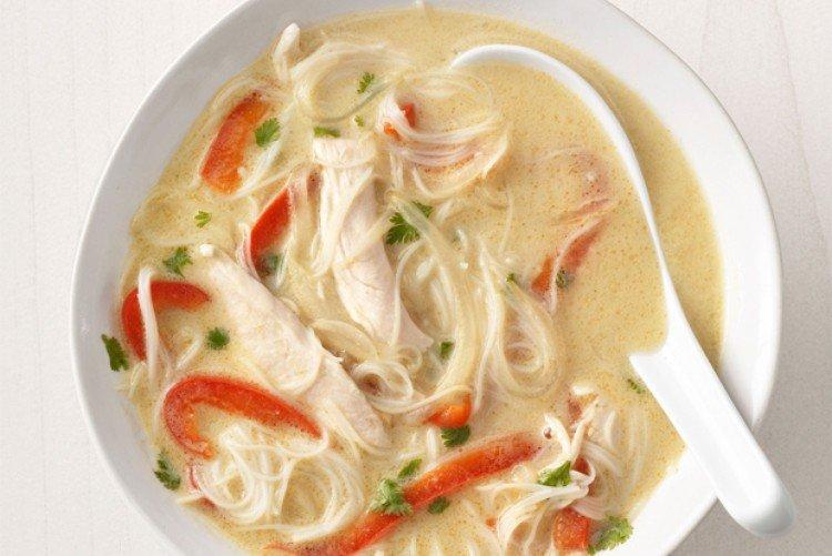 Sopa de pollo con fideos y leche de coco