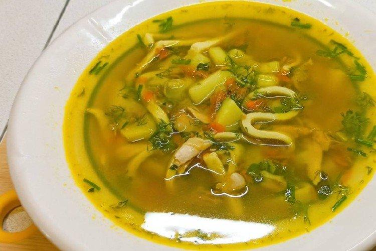 Sopa de pollo con calabacín y fideos de huevo