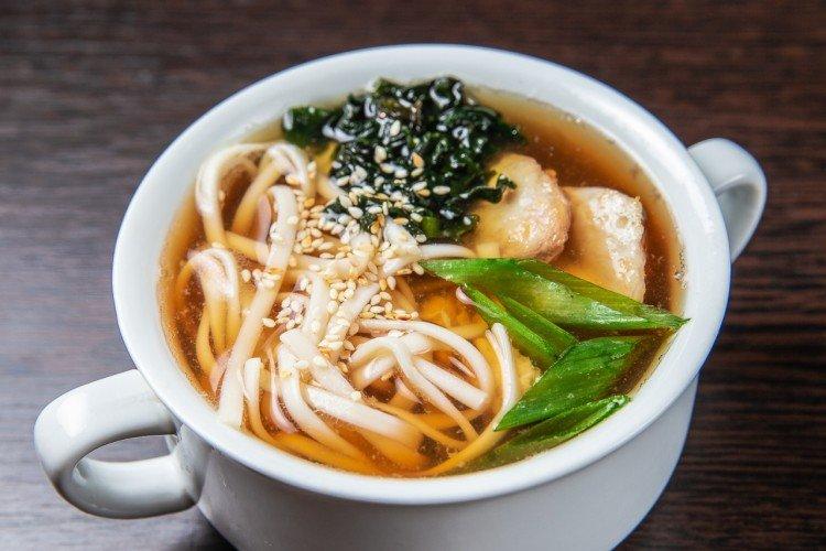 Sopa de pollo con fideos udon y setas shiitake