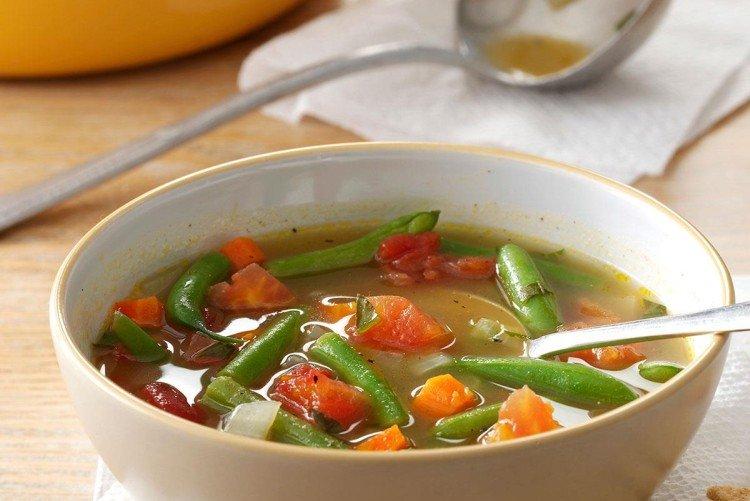 Sopa de pollo con fideos soba y judías verdes