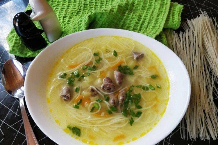 Sopa de pollo con fideos de arroz y corazones