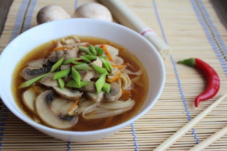 Sopa de pollo con fideos y pasta miso