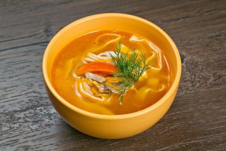 Sopa de pollo con fideos y curry