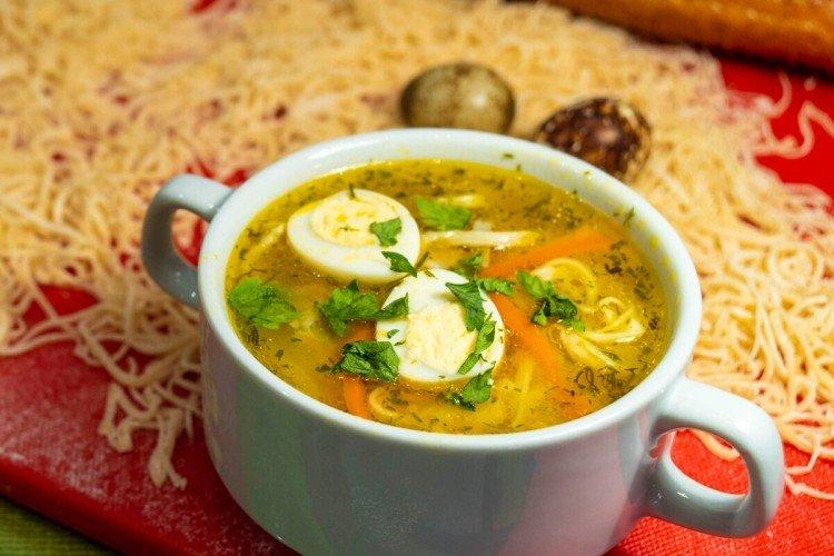 Sopa de pollo con huevo y fideos