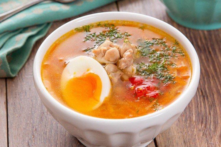 Sopa de pollo con fideos y tomates