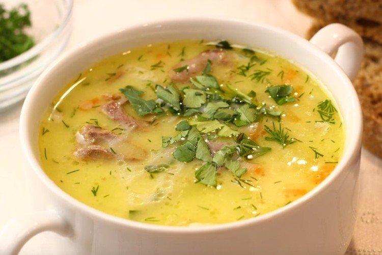 Sopa de pollo con fideos y queso
