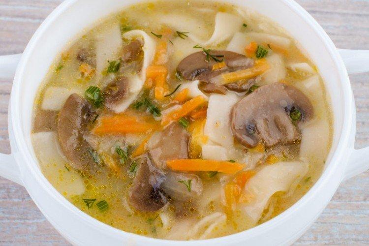 Sopa de pollo con champiñones y fideos