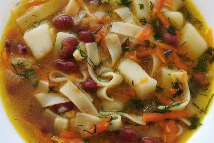 Sopa de pollo con fideos y frijoles