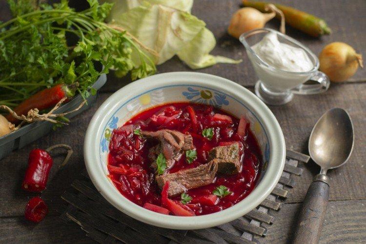 Borschtsch mit Rindfleisch und Tomaten